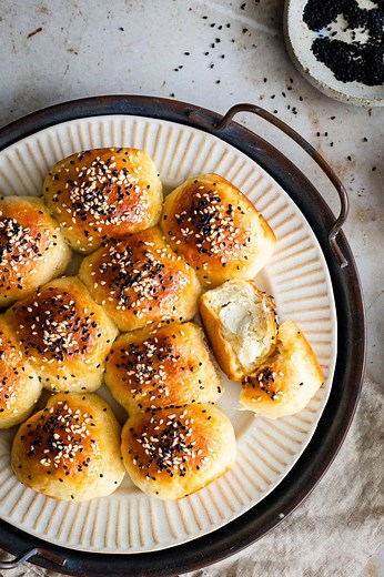 Honeycomb Bread Stuffed with Cheese (Khaliat Nahl)