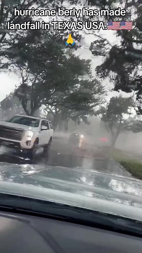 Hurricane Berly made landfall in TEXAS with recorded wind speeds of 90mph. Heavy rain and high winds have caused significant damage in many places.🥺🙏🇺🇸#storm #berly #hurricane #today #hurricaneberly #natrual #weather #disaster #flood #houston #texas #usa #2024 #new #fyp