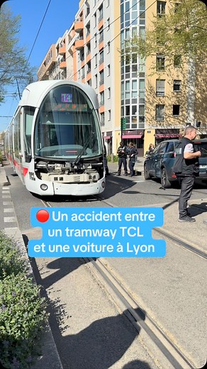🔴 Un accident entre un tramway T4 des TCL et une voiture a eu lieu ce jeudi après-midi à la Part-Dieu à Lyon. Il n’y a pas eu de blessés mais juste des dégâts. Le trafic est arrêté. #tcl #lyon #actu #accident | Actu Lyon