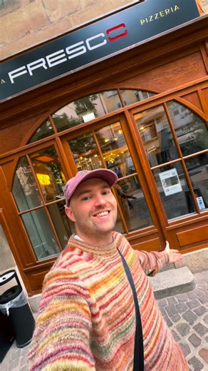 🍕Nouveau Restaurant Italien à Genève ! 🇮🇹 J’ai trouvé un nouveau resto italien avec des spécialités Napolitaines pas comme les autres ! Et donc si ça te tente n’hésite pas à sauvegarder ce reel et tag tes amis! Et surtout pense à réserver avec @thefork_ch 😉📲 Parce que on continue avec un nouveau TheFork Festival 🥳! et ça veut dire que tu peux réserver des restaurants avec -50%* sur l’appli ou le site internet @thefork_ch jusqu’au 23 novembre 2025 ! 💚 Bienvenue chez @frescotrattoria qui vi