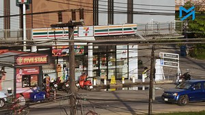 ထိုင်းရောက်မြန်မာများ CI သက်တမ်းတိုးရာတွင် အပိုကြေး ပေးနေရ ————— ထိုင်းနိုင်ငံရောက် မြန်မာရွှေ့ပြောင်းအလုပ်သမားများ မည်သူမည်ဝါဖြစ်ကြောင်း သက်သေခံလက်မှတ် Certificates of Identification (CI) သက်တမ်းတိုးရာတွင် တိုကင် (Token)ကြေး တန်းစီခ ဟုဆိုကာ တရားဝင်မဟုတ်သည့် ထပ်ဆောင်းပေးရငွေ ထိုင်းဘတ် အနည်းဆုံး၁,၀၀၀ (ကျပ် ၁၃၀,၀၀၀ ကျော်)ကို CI ထုတ်ပေးရေးစခန်းများက ကောက်ခံနေသည်ဟု စုံစမ်းသိရှိရသည်။ အထောက်အထားမဲ့ မြန်မာလုပ်သားများ ထိုင်းနိုင်ငံအတွင်း နေထိုင်အလုပ်လုပ်ကိုင်နိုင်ရန် ထိုင်းအစိုးရက ပန်းရောင်ကတ်ဟုခေါ်သည့်