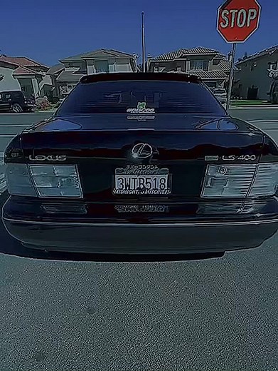 Explore the Elegant Lexus LS 400 Sedan in Detail