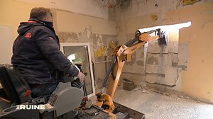 Fenster? Eher Wanddurchbruch: Wand fällt! Mit dem Bagger geht's leicht