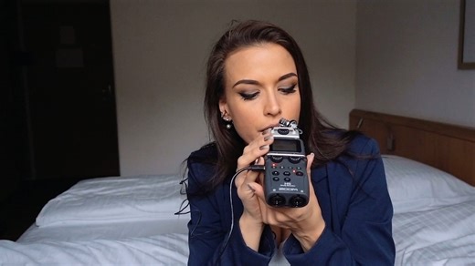 ASMR Gina Carla - 舔舐❤ Mouth Sounds! Travel Equipment!