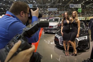 Le Salon de l'auto ouvre à Genève, entre vieilles recettes et nouveautés | RTS