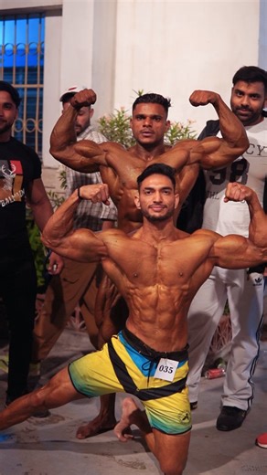 37K views · 373 reactions | When men's physique athlete meets bodybuilder. The sizr difference 來. #motivation #fitness | Vijay Vats | Facebook