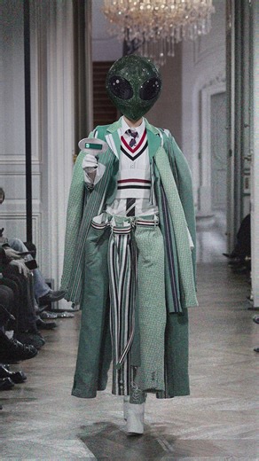 영감 하우스 | 패션 아카이브 on Instagram: "🧓📂 영감의 쇼 브리핑 🎞️ 패션쇼: Thom Browne Spring 2026 🎨 크리에이티브 디렉터: Thom Browne 🪐 무대 설정: 외계인(Alien) 콘셉트 🖋️ 핵심 문장: “We Come in Peace” 🧓🔍 영감의 Insight 톰 브라운이 외계인을 무대에 세운 이유는 미래를 상상하려는 게 아니네 정상과 비정상, 우리와 타자, 그 경계가 얼마나 인위적인지 보여주려는 거지 외계인은 인간에게 가장 낯선 존재라네 그래서 무대 위에 외계인을 올려두는 순간 질문이 훨씬 또렷해지지 무엇이 인간다운가, 기준 밖의 존재는 왜 그렇게 쉽게 밀려나는가 ”We Come in Peace“ 이 말은 그냥 인사가 아니라 선언에 가깝네 우리는 위협이 아니다, 단지 다를 뿐이다 결국 묻는 거지, 너는 이 다름을 어디까지 받아들일 수 있느냐고 완벽하게 재단된 그레이 수트가 일부러 몸에 맞지 않게 설계된 것도 같은 맥락이라네