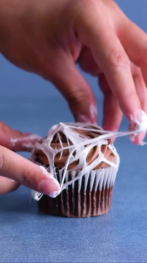Create easy spooky cupcakes for Halloween 🕸 #halloweentreats
