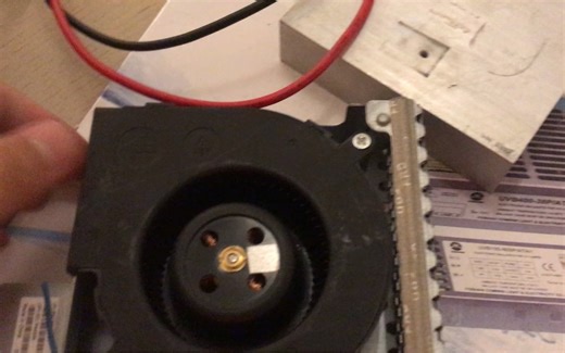 标称12V 8A的9733三相离心散热风机测试，型号：BFM1012UH