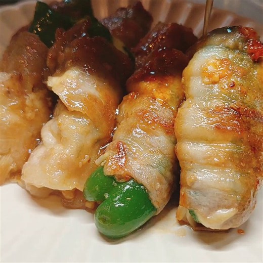 ピーマンあったらコレ作ってみて…🫑エノキとスライスチーズ仕込んでバラ肉まいて焼くだけ。タレからめたらウマさブッとんだ。家族にまた作ってっていわれる肉巻きピーマンレシピはリプにおいとくね↓↓