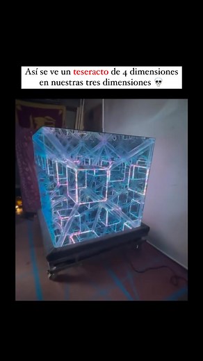 Un teseracto, también conocido como hipercubo, representa una figura geométrica de cuatro dimensiones, extendiendo el concepto de un cubo a la cuarta dimensión. A diferencia de un cubo, que está unido por tres dimensiones - longitud, anchura y altura- un teseracto incorpora una cuarta dimensión, tiempo o espacio, dependiendo del contexto. Imagina un cubo moviéndose a través del tiempo, cada momento de su viaje creando una nueva capa, expandiéndose en una forma más allá de nuestra comprensión tri