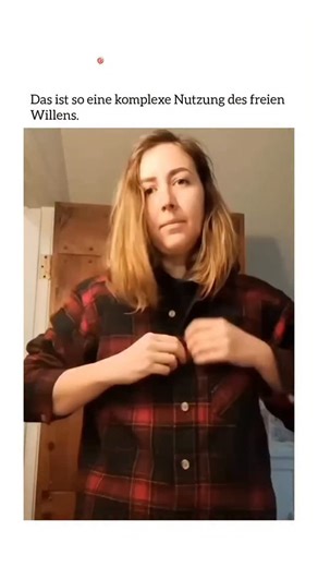 realistic humour on Instagram: "Das Video spielt in einem gemütlichen, hellen Raum mit vielen Zimmerpflanzen und Möbeln. Eine Frau sitzt neben einem hölzernen Spinnrad, einem traditionellen Gerät zum Garnspinnen. Sie beugt sich leicht nach vorne und hat eine Hand am Rad, als würde sie gleich zeigen, wie es funktioniert, oder gerade etwas daran einstellen. Im Hintergrund sieht man große grüne Pflanzen in der Nähe eines Fensters, durch das Tageslicht hereinkommt. Die ganze Umgebung wirkt ruhig, wo