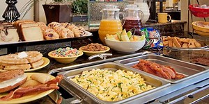 The 5 Foods You Should Never Eat From the Breakfast Buffet