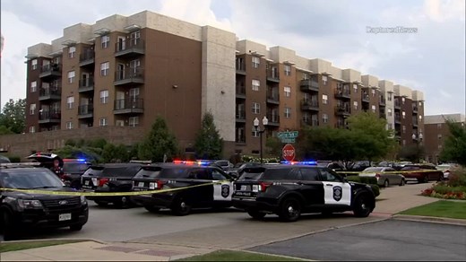 Manhunt underway after double shooting at Aurora apartment complex