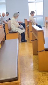 三位一体祝日㊗️ミサ閉祭後のベトナム語の希望巡礼者の唄に喜ぶ赤ちゃん👶 可愛い仕草に、周囲はホノボノ歓びが伝わります。三位一体の神の愛を感じる瞬間❣️神に感謝❣️ #ベトナム #祝日 #三位一体 #希望の巡礼 | カトリック大東教会