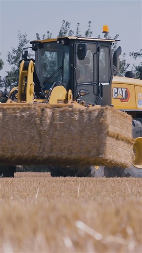 Erntezeit? Kein Problem! 🌾 Der Radlader Cat 926 ist der ideale Helfer in der Strohlogistik und beim Umschlag jeglichen Ernteguts. An langen Erntetagen bietet er seinem Fahrer besten Komfort und eine einfache, intuitive Bediendung. 🚜 #zeppelinbaumaschinen #caterpillar #LetsDoTheWork #CatAgrar | Zeppelin Cat