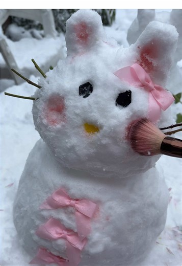Create a Hello Kitty Snowman This Winter
