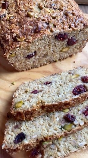 Justyna Ratajczak | Przepisy i zdjęcia on Instagram: "Ekspresowy chleb z płatków owsianych 🍞 ⭐️ Bez drożdży ⭐️ Bez mąki ⭐️ Bez wyrabiania ⭐️ Idealny na drugie śniadanie ⭐️ Możesz dodać ulubione nasiona/bakalie! Super alternatywa dla klasycznego pieczywa! 🍞🍞🍞 Składniki: Keksówka 10 cm x 15 cm 500 g jogurtu naturalnego 300 g płatków owsianych górskich 150 g nasion/bakalii (ok. 1 szklanka ja wybrałam pistacje, żurawinę, słonecznik) 1 łyżeczka płynnego miodu 1 łyżeczka sody oczyszczonej 3/4 łyże