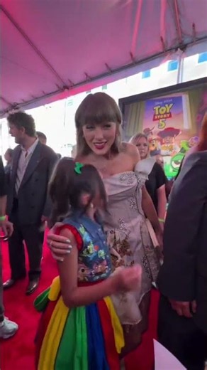 This reaction to meeting Taylor Swift at the #ToyStory5 Premiere 🥹 [🎥: miss.scarlett.brielle/IG]