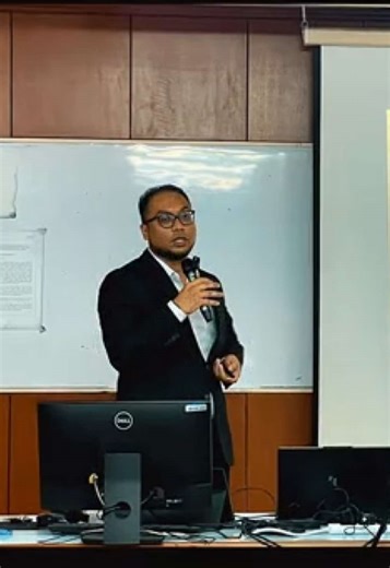 Terima kasih Dr. Muhammad Kashfi Shabdin atas perkongsian inspirasi dalam Syarahan Umum Jabatan Fizik Siri 1/2026 yang bertajuk “Extracting Humans out of the Loop: A Bayesian Optimization Approach to Superconductors”. Semoga memberi manfaat kepada komuniti penyelidikan Fizik.