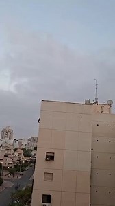🇮🇱🇮🇷 | Imágenes muestran el momento en que un misil iraní impacta un edificio…