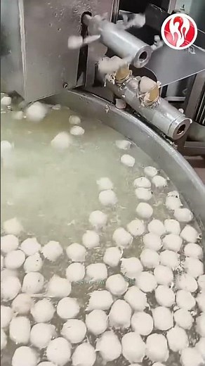 Fish balls | The machine that makes fish balls operates at high speed.