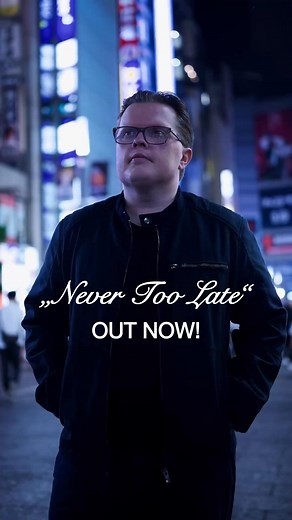 „Never Too Late“ OUT NOW 🎶🕯️🎻Ich habe alle Songs auf dem neuen Album „ALIVE“ innerhalb der letzten 12 Monate geschrieben und bin in diesen Liedern so offen, wie ich es in einem Interview nie sein könnte. „Never Too Late“ habe ich kurz nach dem Tod meines Schwiegervaters geschrieben. Die Art und Weise, wie er von uns gegangen ist, hat mich so stark beeindruckt und berührt, dass ich meine Gedanken in ein Lied fließen lassen musste. Ihr könnt dazu auf YouTube einen Lyric Video schauen und auch d
