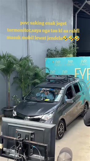 addeehhh si aa raffi dia masuk mobil ko dari jendela, saya sampe nga sadar karna lagi asik joget. @foryourpagitrans7