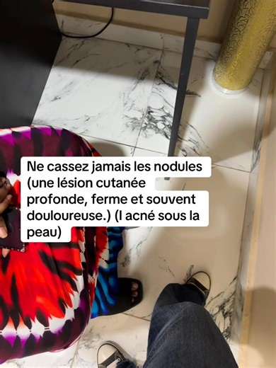 Qu'est-ce que l'acné nodulaire et comment la traiter ? Dans l'acné, un nodule est une lésion profonde, douloureuse et inflammatoire qui se développe sous la surface de la peau. Contrairement aux papules ou aux pustules, les nodules sont plus gros et plus fermes, et ressemblent à des bosses dures ou à des nœuds sous la peau. Ils peuvent être rouges ou couleur chair et peuvent persister pendant des semaines, voire des mois sans disparaître. Ne cherchez pas à les casser ! | Imane Beauty Cosmetics