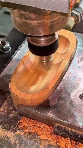 Advanced CNC Milling Machine Precision Cutting Decorative Scalloped Edges On Wood