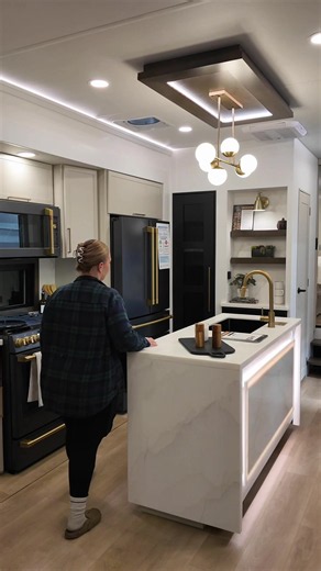 the kitchen is INSANE but the BATHROOM ⁉️ 2027 Alliance Aurum 38FB #rvlife #travel #luxurylife #campertour #savvyaboutcampers