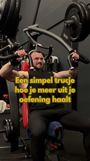 Je denkt dat je het gewicht niet meer omhoog krijgt… maar met dit simpele trucje krijg je hem bijna altijd toch nog omhoog. Wanneer je laatste rep vast loopt en je eigenlijk denkt “deze laatste rep is net teveel” houd het gewicht dan op spanning en adem heel diep in via je neus, blaas de adem uit via de mond en tegelijkertijd geef je weer alle kracht en zul je zien dat de laatste rep er vaak toch nog wel in zat. Lukt het niet in 1x? Herhaal je dit gewoon exact weer in dezelfde rep, tot je de rep