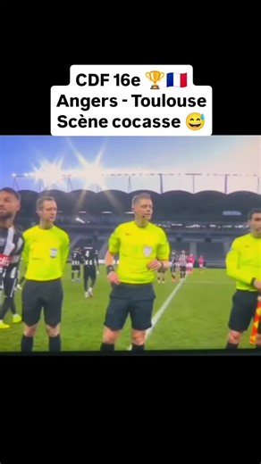 🏆🇫🇷 [COUPE DE FRANCE] Scène assez cocasse lors du 16e de finale entre Angers et Toulouse : au moment du tirage au sort avant les tirs au but, l’arbitre Marc Bollengier se trompe sur le côté qu’il avait pourtant désigné avec la couleur bleue de sa pièce. Petit rappel IFAB 👇 📘 Avant le début des tirs au but : « À moins que d’autres éléments ne doivent être pris en compte (état du terrain, sécurité, etc.), l’arbitre tire à pile ou face pour décider le but sur lequel les tirs seront exécutés. C