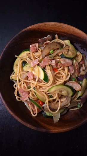 培根茄子節瓜和風義大利麵 /Bacon&Zucchini Japanese-style Pasta/ ベーコンとなすとズッキーニの和風パスタ 1人分 義大利麵 Spaghetti—100g 茄子 Eggplant—1支 綠節瓜 Zucchini—1/2支 洋蔥 Onion—1/4個 辣椒 Chili pepper—1支 蒜頭 Garlic—2粒 培根 Bacon—2片 鹽巴&黑胡椒 Salt&Black pepper—適量 橄欖油 Olive oil—適量 清酒 Sake—1大匙 味醂 Mirin—1大匙 醬油 Soy sauce—1/2大匙 蔥花 Scallion #MASA料理 #培根茄子義大利麵 #和風義大利麵 #夏日清爽料理 #療癒系美食 #MASACooking #BaconEggplantPasta #JapaneseStylePasta #LightSummerDish #AestheticFood | MASAの料理ABC