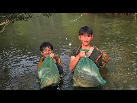 A primitive fishing method: fishing with earthworms to harvest and sell the fish _ highland boy