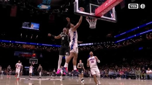 Quentin Grimes fights off defender for and-1
