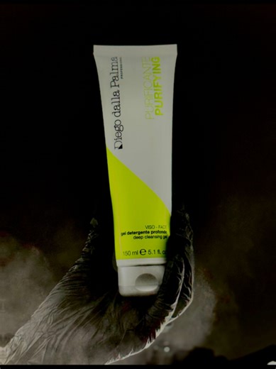 Verfrissende, adstringerende gel met salicylzuur. Speciaal ontwikkeld voor de vette, glimmende en acne-gevoelige huid. Reinigt mild maar effectief, verwijdert overtollige talg, onzuiverheden en make-up resten en zuivert de poriën voor een frisse, ademende huid. Zeepvrij, alcoholvrij en parabenenvrij. ✨ #pore #cleansingroutine #skincareproductsthatwork #skincare #porecleansing