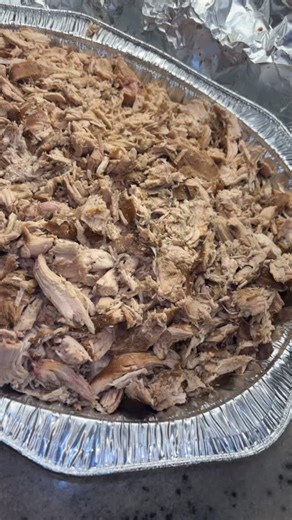 17 reactions | Smoked pulled chicken went crazy! Might have to add this to the menu 樂 #bbqlovers #grilling #nashvilleeats #pulledchicken #smokedmeats #tender #foodismedicine #blackpitmasters #fypage #foodismedicine #foodofinstagram | Dominique Savage | Facebook