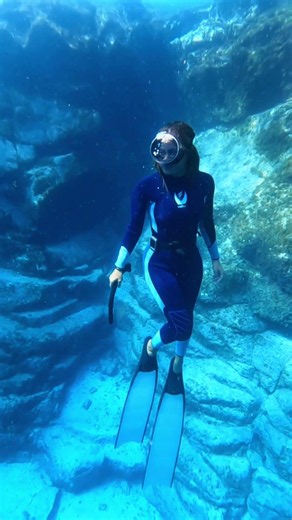 Wander foreign island, wind, sand and diving compose perfect holiday.