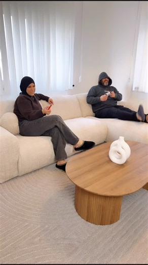 JASMINE LEMIRE on Instagram: "Commentez « cloud » pour avoir le lien et mon code promo en dm . Un cadeau de Saint-Valentin que je ne suis pas près d’oublier ❤️ Mon mari m’a offert ce canapé d’angle CLOUD avec livraison gratuite facile à monter de chez @arba.home , et honnêtement… c’est un vrai coup de cœur. ARBA, ce n’est pas seulement des canapés : ils proposent aussi de la décoration, des tapis, du mobilier, tout pour créer un intérieur chaleureux et moderne, avec un excellent rapport qualité 