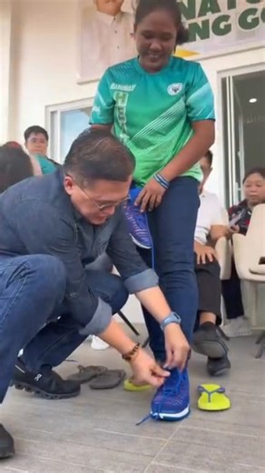 Ganito mag tali ng Sintas ng Sapatos🫡🫡🫡 si Kuya Bong Go | OLD SCHOOL PINOY