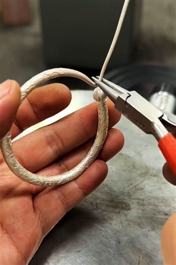 Wire Lock Technique for Bangles #MetalCraft #ElegantWear #DIYJewels | YNP Media