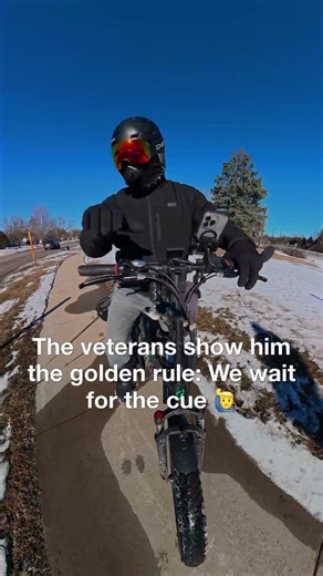 Teaching an 18-Week-Old Puppy to Navigate a Roundabout🐺🛑 #husky #puppytraining #urbanmushing