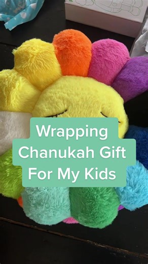 Chanukah Gift Wrapping: Ideas & Kids' Picks