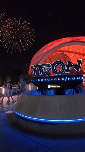 TRON Lightcycle / Run | Walt Disney World 🏰👾 TRON Lightcycle / Run at Walt Disney World is an absolute blast of futuristic fun that rockets you right into the Grid! From the moment you step into the stunning queue area under that massive, glowing canopy, you feel like you’ve been transported to a high-tech digital world.✨The real excitement ignites when you lean forward onto your very own Lightcycle. This unique, motorcycle-style seating position is incredibly immersive and feels truly revolut