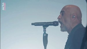 Suite des perles du Hellfest 2025 : place au digne héritier allemand du metal indus façon Rammstein, visuel mis à part. Eisbrecher, c’est la claque garantie. Riffs simples, massifs, efficaces. Ça te décalamine la moelle, et le refrain, tu l'as en tête pour la journée... Le public du Hellfest ne s’y est pas trompé : conquis, envoûté, retourné. Le titre "Fakk", qu’on ne devrait pas chanter tout haut dans la rue sous peine de finir au poste… 😆 Merci Arte pour ce live brut et intense : 45 minutes à
