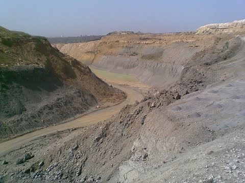 Carrière Argile : Extraction matériau avec pelleteuse .