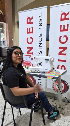 Sabías que puedes lograr acabados profesionales sin necesidad de una overlock? 👗🧵 En este video te mostramos paso a paso cómo usar el #prensatelas de falso over en este caso con la máquina #Singer CE677, ideal para dar un toque limpio y duradero a tus prendas. ✅ Ahorra tiempo ✅ Evita que tus telas se deshilachen ✅ Logra terminaciones de alta costura con tu máquina doméstica #Costura #FalsoOverlock | Casa Díaz