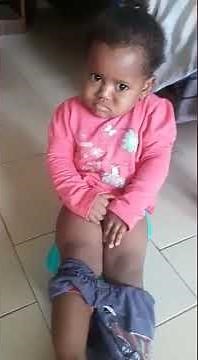 la fille qui fait caca