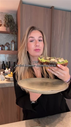 The perfect hormone balancing lunch ✨ Zuurdesem toast met avocado & sardientjes, getopt met Keltisch zeezout en verse bieslook. Heb je last van PMS, cravings of energiedips? Een hormoon-ondersteunende maaltijd ziet er zo uit: 🥖 Gefermenteerde koolhydraten (zuurdesem) → stabielere bloedsuikerspiegel & minder insuline- en cortisolpieken 🥑 Gezonde vetten (avocado) → essentiële bouwstenen voor de aanmaak van oestrogeen & progesteron 🐟 Omega-3 & vitamine D (sardientjes) → werken ontstekingsremmend